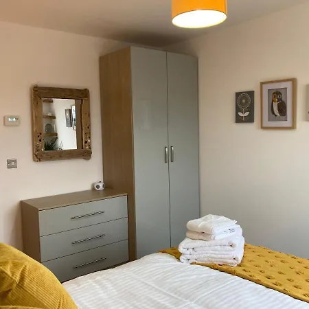Dog-friendly Stylish Flat, Parking, Nr Lusty Glaze Appartement