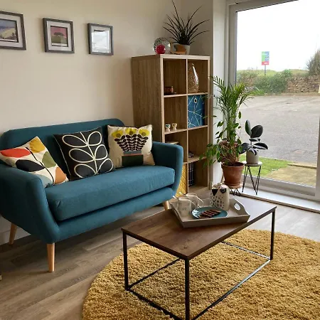 Dog-friendly Stylish Flat, Parking, Nr Lusty Glaze * New Quay
